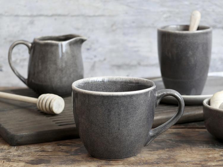 Tasse mit Griff kohle