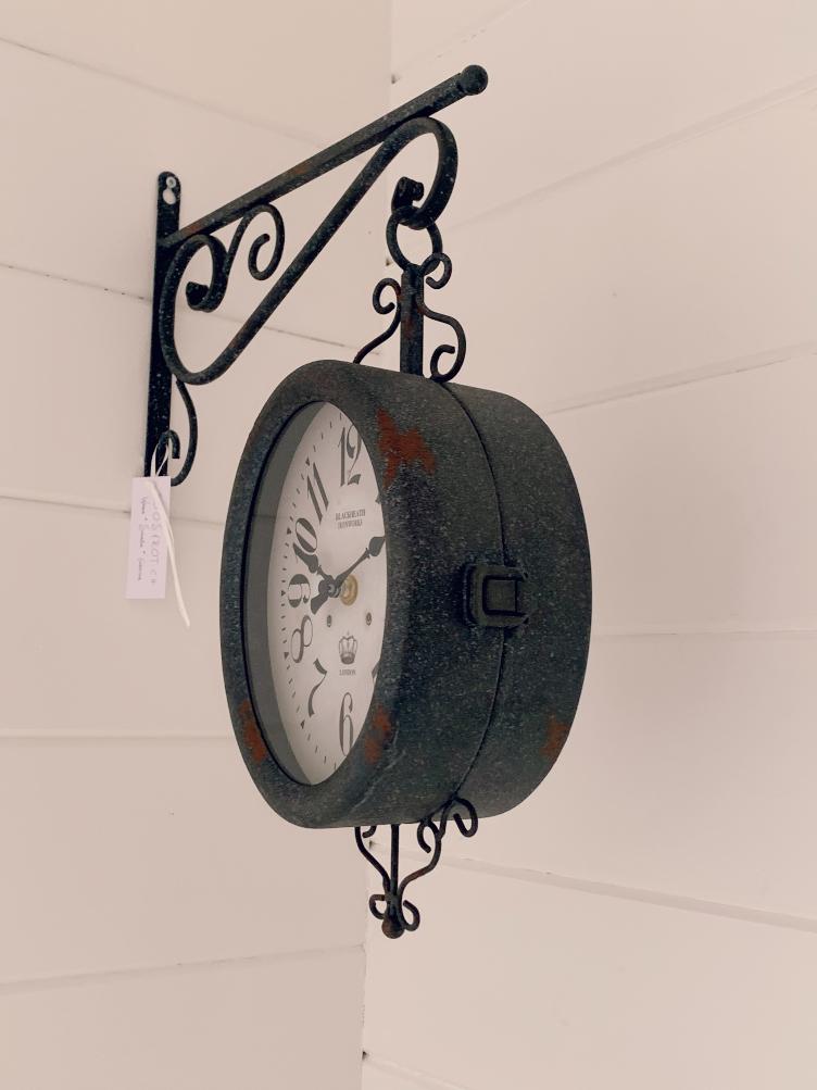Uhr mit Wandhalterung