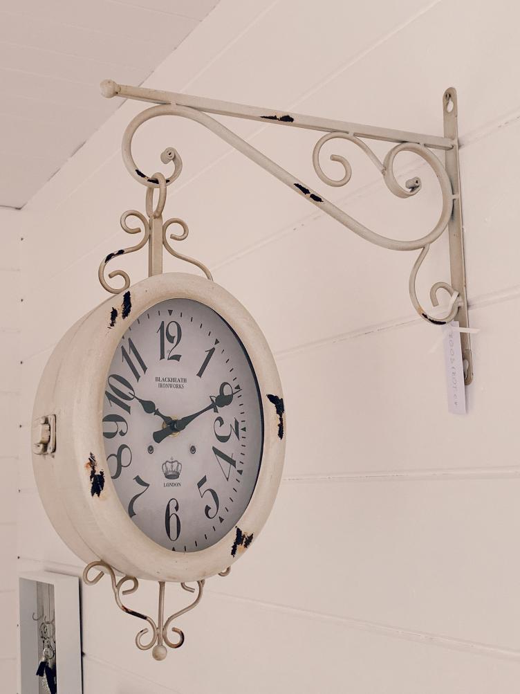 Uhr mit Wandhalterung